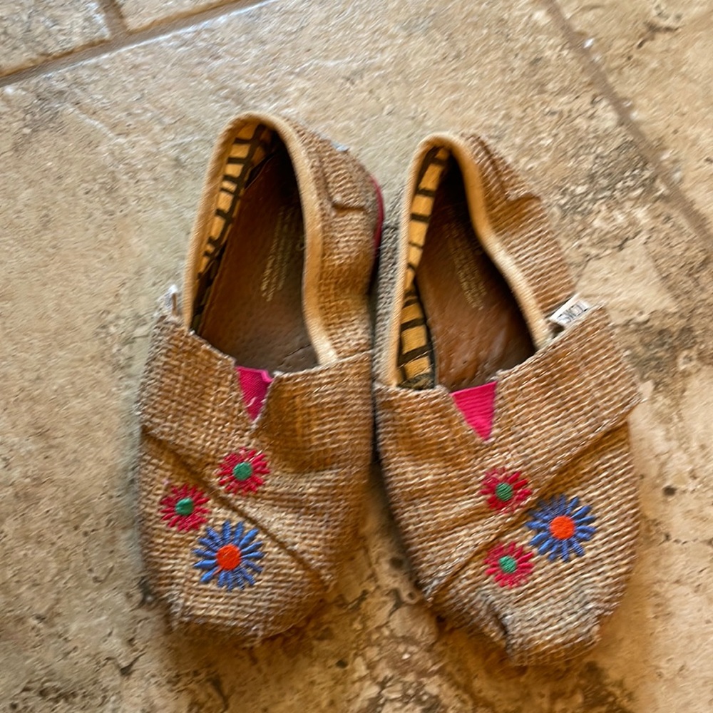 Toms size 9 girls Velcro shoes